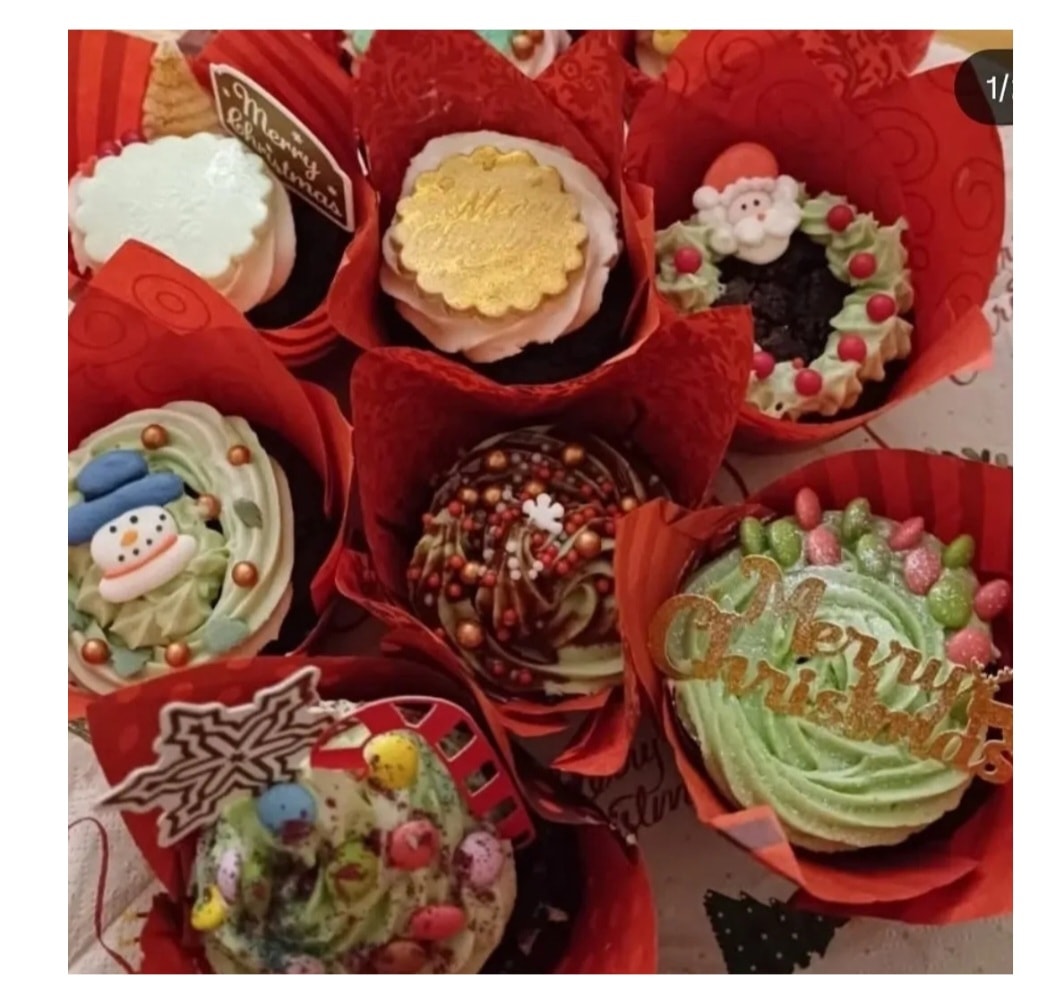 12 Christmas Cupcakes