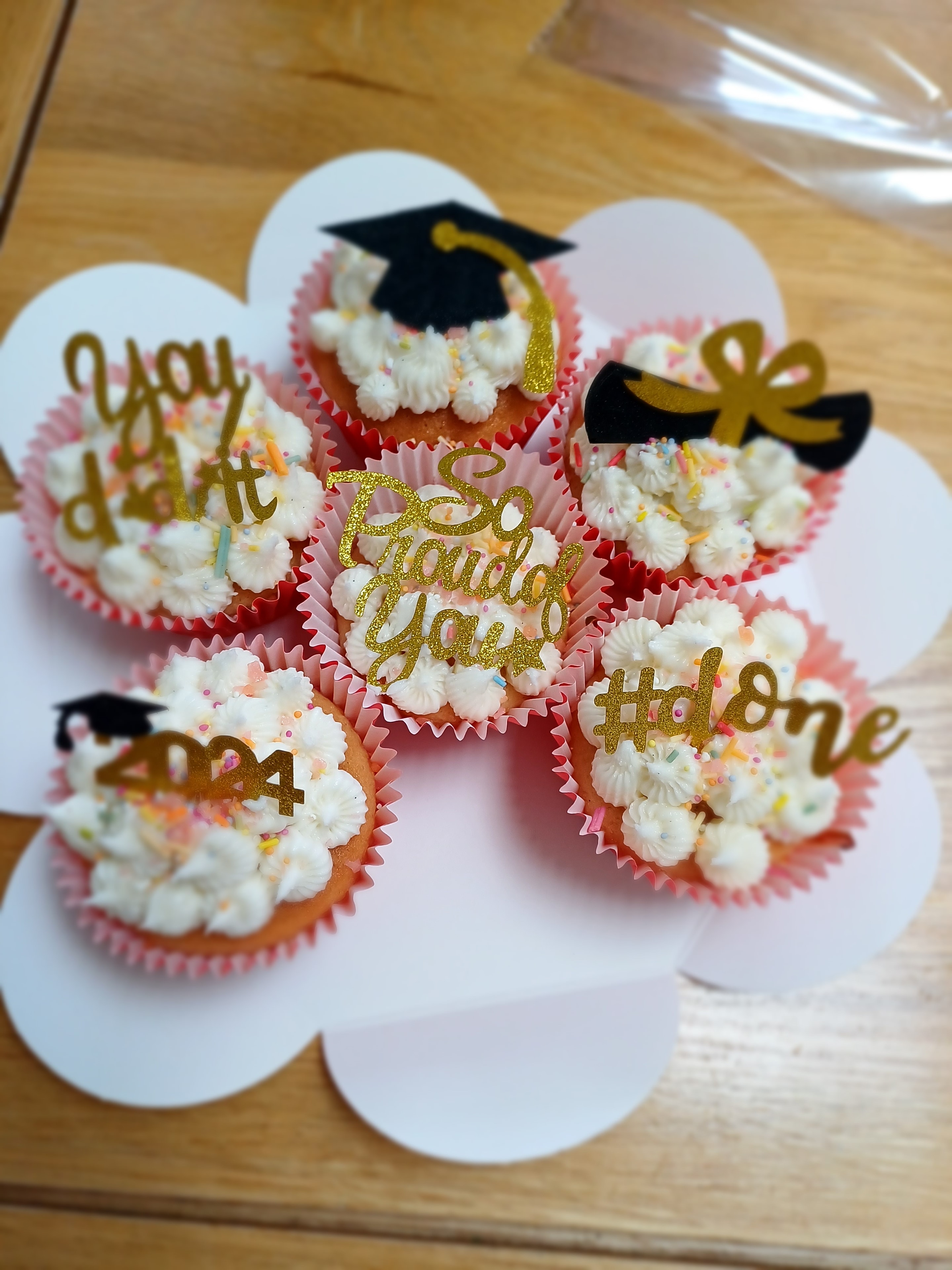 12 Graduation Cupcakes