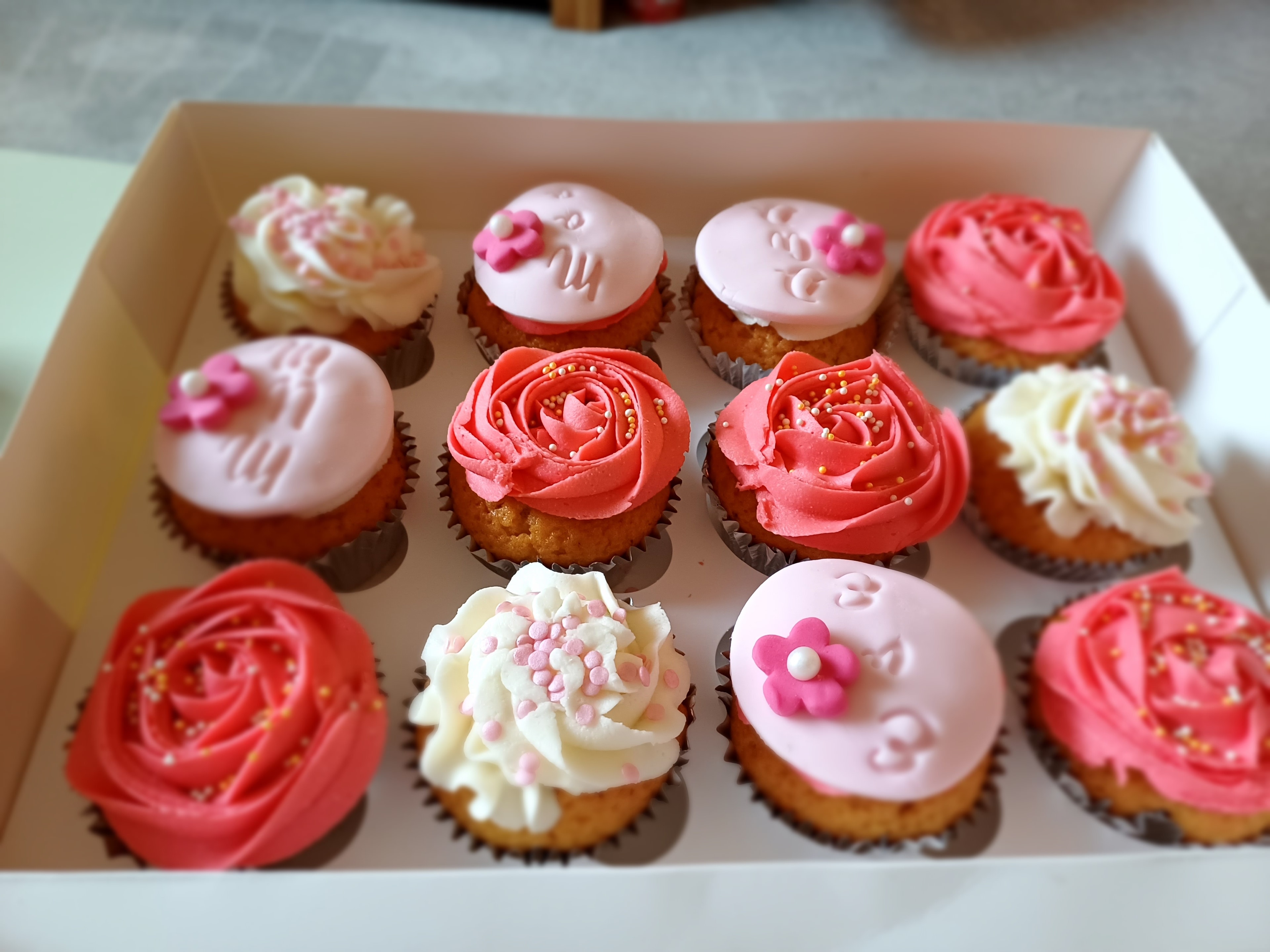 12 Vanilla Cupcakes